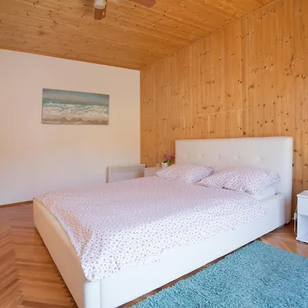 Antonija スタリー・グラード